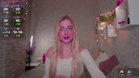 Snapshot of holly_molly8 chatting on November 2025 11:32:01 PM holly_molly8 online show from November 2025 11:32:01 PM