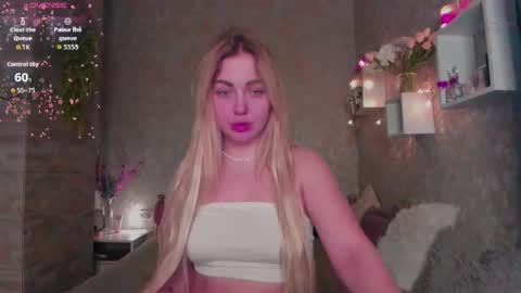 Snapshot of holly_molly8 chatting on January 2026 04:12:01 PM holly_molly8 online show from January 2026 04:12:01 PM