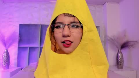 hollypeach_ online show from April 2026 07:37:02 PM