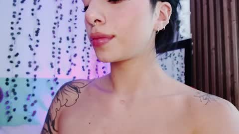 holly online show from December 2024 02:04:02 AM