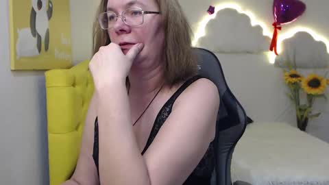 Snapshot of holymilfa chatting on February 2025 01:56:02 PM holymilfa online show from February 2025 01:56:02 PM