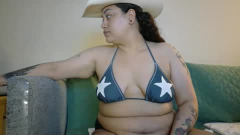 Snapshot of honeeyyy_pot chatting on May 2026 01:45:02 AM Honey online show from May 2026 01:45:02 AM
