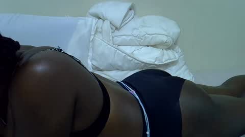 Snapshot of honey_dripe chatting on April 2026 06:01:01 PM flozzy online show from April 2026 06:01:01 PM