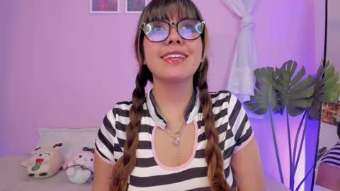 Snapshot of honey_m0on chatting on April 2026 05:54:02 PM Milenka online show from April 2026 05:54:02 PM