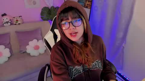 Snapshot of honey_m0on chatting on May 2026 06:47:02 PM Milenka online show from May 2026 06:47:02 PM