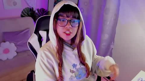 Snapshot of honey_m0on chatting on May 2026 06:48:01 PM Milenka online show from May 2026 06:48:01 PM