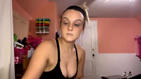 Snapshot of honeydrippinbunny chatting on February 2025 04:14:02 AM HoneyDrippinBunny online show from February 2025 04:14:02 AM