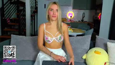 Snapshot of honeyjohansson_ chatting on September 2025 03:00:02 PM Alina online show from September 2025 03:00:02 PM