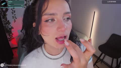 Snapshot of honeymoontea chatting on January 2025 06:56:02 AM online show from January 2025 06:56:02 AM