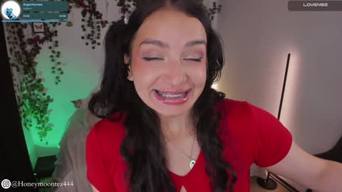 Snapshot of honeymoontea chatting on February 2025 12:22:02 AM online show from February 2025 12:22:02 AM