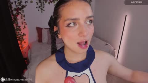 Snapshot of honeymoontea chatting on February 2025 11:44:02 PM online show from February 2025 11:44:02 PM