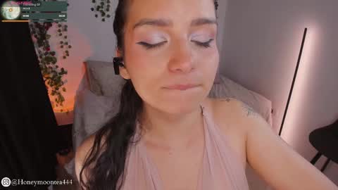 Snapshot of honeymoontea chatting on March 2025 11:27:01 PM online show from March 2025 11:27:01 PM