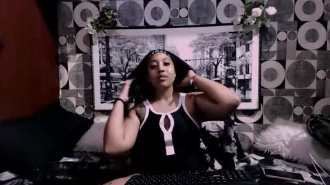 Snapshot of honeyrae01 chatting on February 2026 06:01:01 PM honeyrae01 online show from February 2026 06:01:01 PM