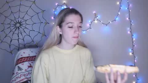 honeyveil online show from December 2025 02:25:02 PM