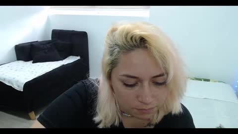 Snapshot of hot_mommymia chatting on January 2025 10:04:01 PM Mia online show from January 2025 10:04:01 PM