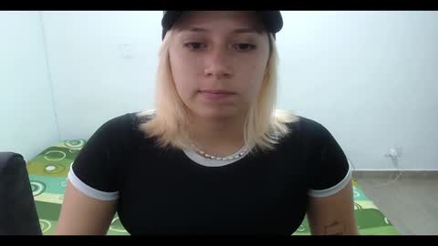 Snapshot of hot_mommymia chatting on February 2025 01:25:01 PM Mia online show from February 2025 01:25:01 PM