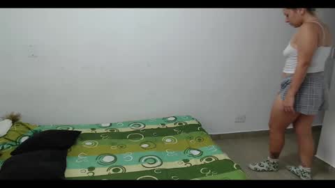 Snapshot of hot_mommymia chatting on February 2025 03:51:02 PM Mia online show from February 2025 03:51:02 PM