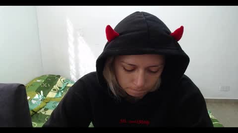 Snapshot of hot_mommymia chatting on February 2025 01:33:01 PM Mia online show from February 2025 01:33:01 PM