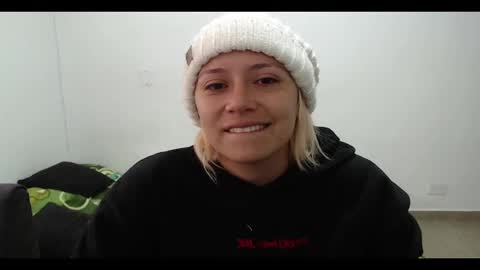 Snapshot of hot_mommymia chatting on February 2025 01:06:01 PM Mia online show from February 2025 01:06:01 PM