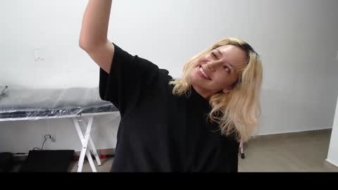 Snapshot of hot_mommymia chatting on March 2025 03:53:01 PM Mia online show from March 2025 03:53:01 PM