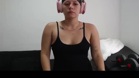 Snapshot of hot_mommymia chatting on March 2025 03:07:01 PM Mia online show from March 2025 03:07:01 PM