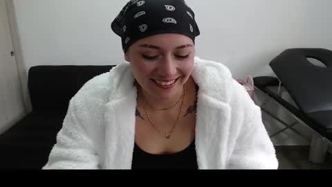 Snapshot of hot_mommymia chatting on March 2025 06:12:01 PM Mia online show from March 2025 06:12:01 PM