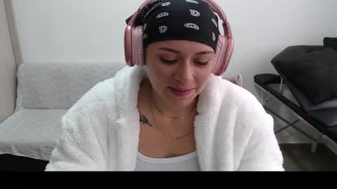 Snapshot of hot_mommymia chatting on March 2025 03:56:01 PM Mia online show from March 2025 03:56:01 PM