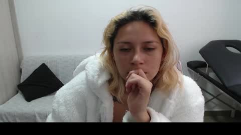 Snapshot of hot_mommymia chatting on March 2025 05:17:02 PM Mia online show from March 2025 05:17:02 PM