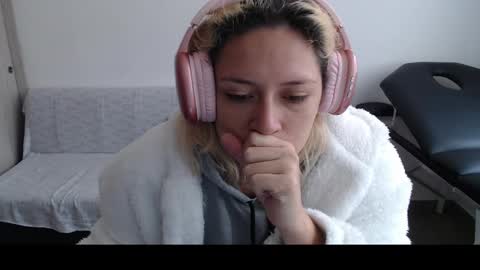 Snapshot of hot_mommymia chatting on March 2025 12:52:02 PM Mia online show from March 2025 12:52:02 PM