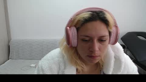 Snapshot of hot_mommymia chatting on March 2025 04:03:02 PM Mia online show from March 2025 04:03:02 PM