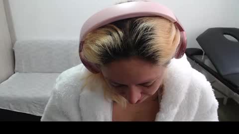 Snapshot of hot_mommymia chatting on March 2025 07:07:02 PM Mia online show from March 2025 07:07:02 PM