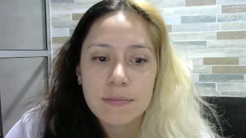 Snapshot of hot_mommymia chatting on September 2025 12:22:02 AM Mia online show from September 2025 12:22:02 AM