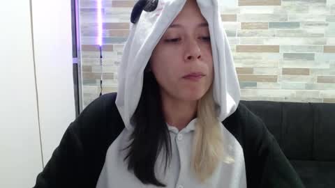 Snapshot of hot_mommymia chatting on September 2025 02:04:01 AM Mia online show from September 2025 02:04:01 AM