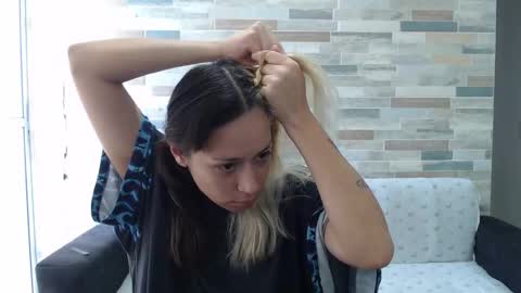 Snapshot of hot_mommymia chatting on October 2025 01:09:01 PM Mia online show from October 2025 01:09:01 PM