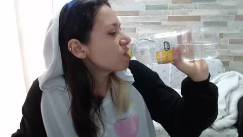 Snapshot of hot_mommymia chatting on October 2025 12:37:01 PM Mia online show from October 2025 12:37:01 PM