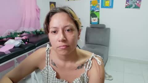 Snapshot of hot_mommymia chatting on December 2025 07:09:01 PM Mia online show from December 2025 07:09:01 PM