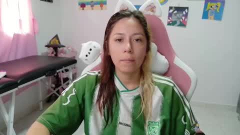 Snapshot of hot_mommymia chatting on December 2025 04:00:01 PM Mia online show from December 2025 04:00:01 PM