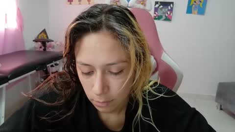 Snapshot of hot_mommymia chatting on December 2025 04:45:02 PM Mia online show from December 2025 04:45:02 PM