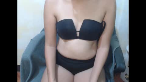 hotasianayra69 online show from December 2025 04:05:01 PM