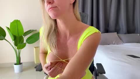 Snapshot of hotkatness chatting on November 2025 06:38:02 AM Kate stream 1200 pm -800 pm UTC 7 online show from November 2025 06:38:02 AM