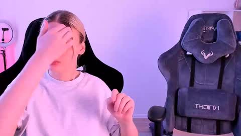 Snapshot of hottyblonds chatting on December 2024 08:09:01 AM Nessie and Jessie online show from December 2024 08:09:01 AM