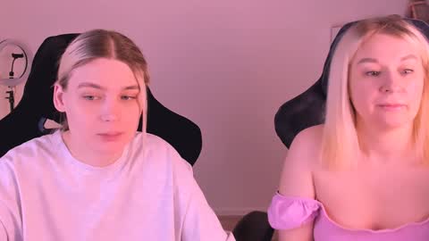 Snapshot of hottyblonds chatting on January 2025 07:40:01 PM Nessie and Jessie online show from January 2025 07:40:01 PM