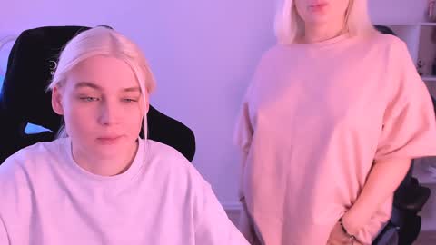 Snapshot of hottyblonds chatting on January 2025 09:39:02 AM Nessie and Jessie online show from January 2025 09:39:02 AM