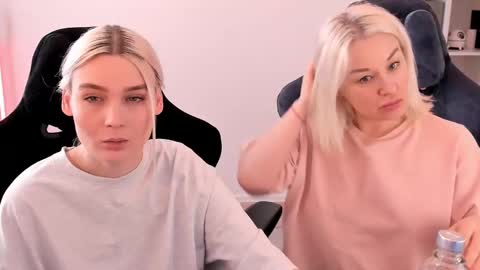 Snapshot of hottyblonds chatting on February 2025 10:06:02 AM Nessie and Jessie online show from February 2025 10:06:02 AM