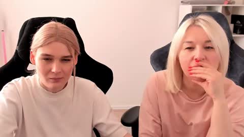 Snapshot of hottyblonds chatting on March 2025 02:01:02 PM Nessie and Jessie online show from March 2025 02:01:02 PM