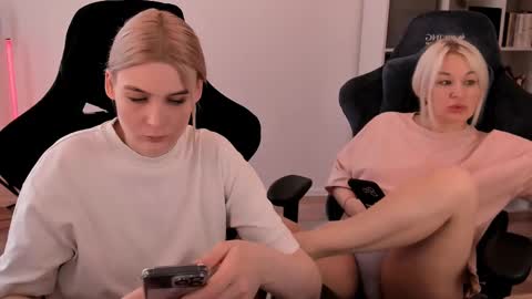 Snapshot of hottyblonds chatting on March 2025 10:00:02 AM Nessie and Jessie online show from March 2025 10:00:02 AM