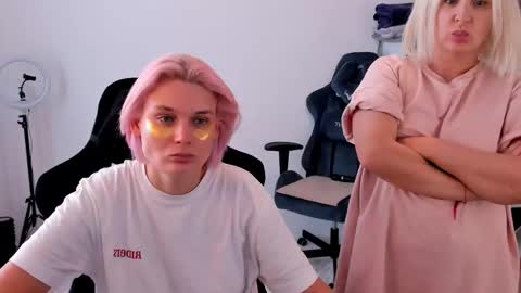 Snapshot of hottyblonds chatting on October 2025 10:02:01 AM Nessie and Jessie online show from October 2025 10:02:01 AM