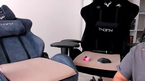 Snapshot of hottyblonds chatting on October 2025 11:19:01 AM Nessie and Jessie online show from October 2025 11:19:01 AM