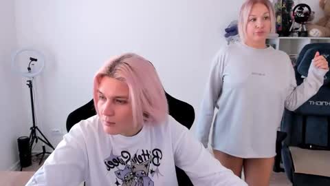 Snapshot of hottyblonds chatting on October 2025 10:16:02 AM Nessie and Jessie online show from October 2025 10:16:02 AM