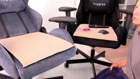 Snapshot of hottyblonds chatting on October 2025 10:45:01 AM Nessie and Jessie online show from October 2025 10:45:01 AM